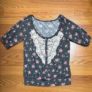‼️ Floral Lace Accent Top ‼️